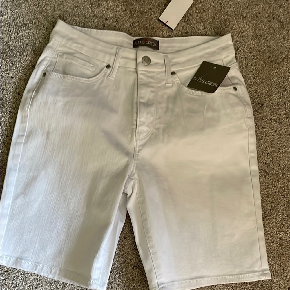 Falls Creek White Bermuda Shorts Classic Style 8 inch inseam 28 in waist